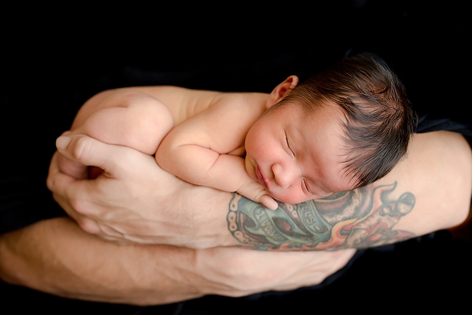 visiting joshua tree, joshua tree baby moon, yucca valley newborn photographer, yucca valley, twentynine palms, 29 palms, newborn parent poses, poses with dad during newborn session